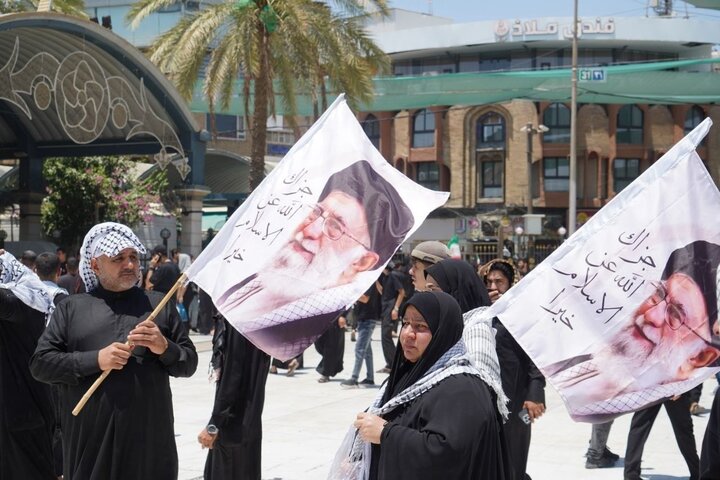 انتظار مردم عراق در کربلای معلی برای ورود پیکر رهبر شهید ایران