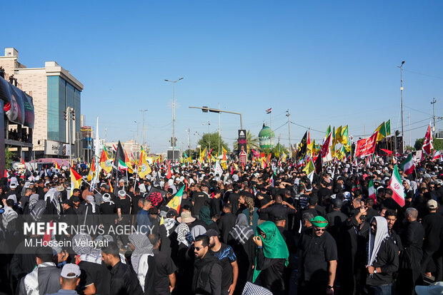 تشییع پیکر رهبر شهید انقلاب در کربلا