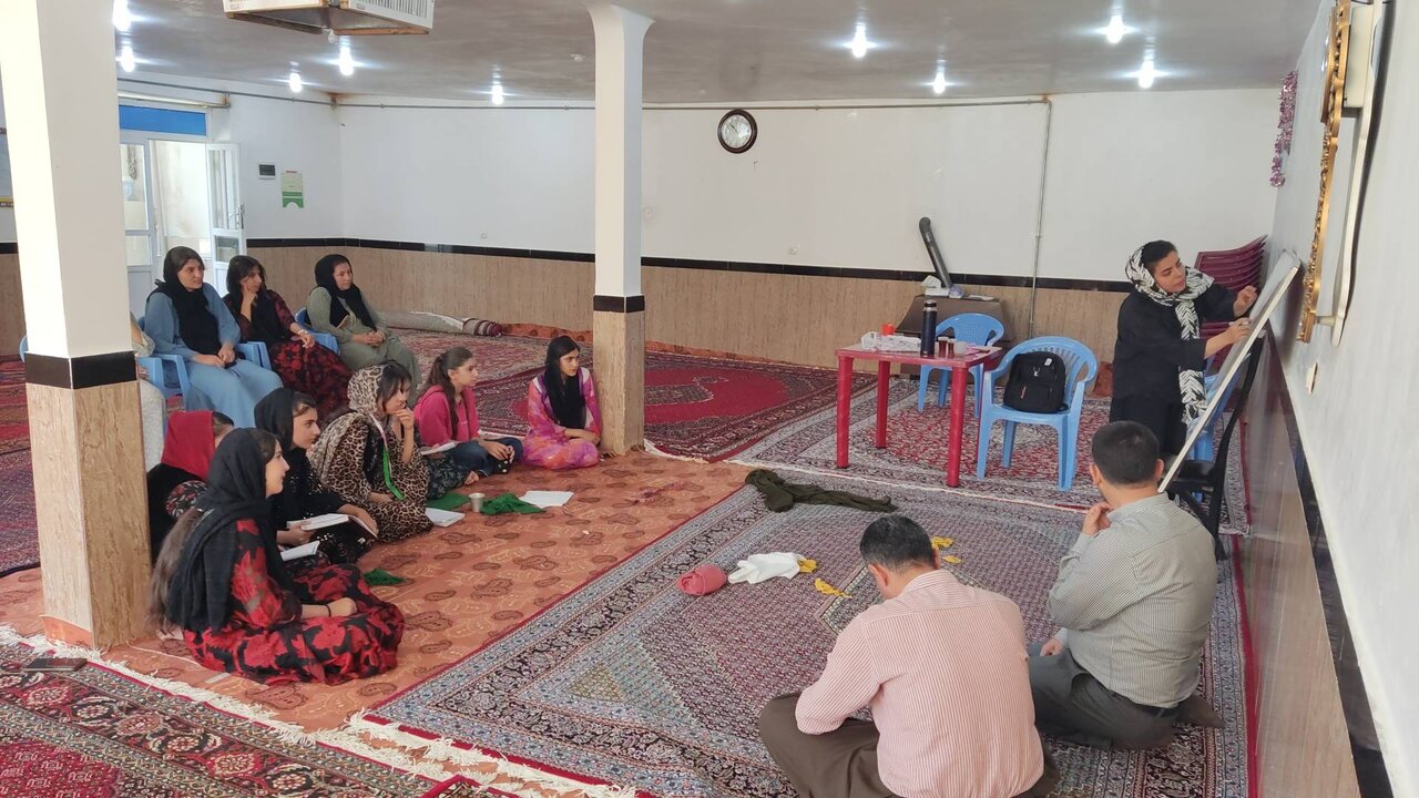 دوره آموزش خیاطی برای دختران روستای انجمنه سروآباد آغاز شد