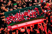 بالصور والفيديو، قائد الثورة الشهيد يبلغ جوار جده الشهيد 
