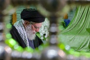 تەرمی ڕێبەری شەهید گەیشتە بارەگای ئیمام ڕەزا؛ 4700 میوانی بیانی لە 27 وڵات هاتوونەتە مەشهەد
