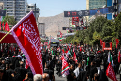 ورود پیکر رهبر شهید به خیابان امام رضا(ع)؛ تشییع باشکوه آغاز شد