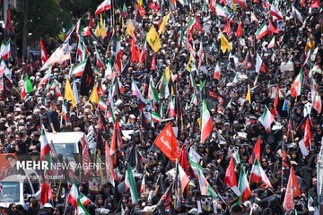 وداع مردم دیار آفتاب با رهبر شهید همپا با تشییع کنندگان در مشهد