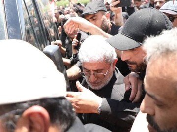 استقبال سردار قاآنی از پیکر رهبر شهید ایران در فرودگاه مشهد