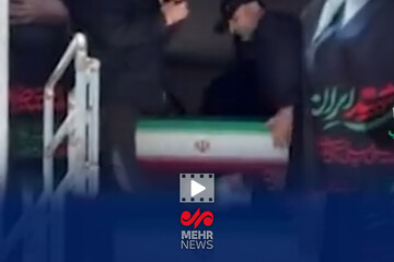 لحظه جانسوز خروج پیکر زهرای ۱۴ ماهه نوه شهید رهبر شهید از هواپیما
