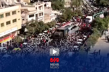 لحظه ورود خودرو حامل پیکر رهبر شهید انقلاب به مراسم تشییع در مشهد