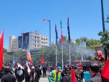عملیات مه پاشی در مسیر مراسم بدرقه آقای شهید ایران در مشهد