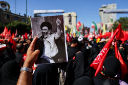 زائران در صحن پیامبر اعظم (ص) حرم رضوی چشم انتظار رهبر شهید