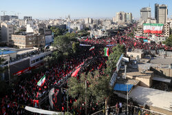 شعار مرگ بر آمریکا با حضور میلیونی عزاداران رهبر شهید در مشهد