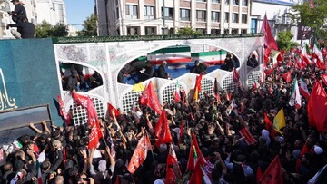 انتقال پیکر رهبر شهید از خیابان امام رضا به یکی از خیابان‌های فرعی