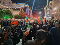 İranlılar Şehit Lider için Meşhed sokaklarında