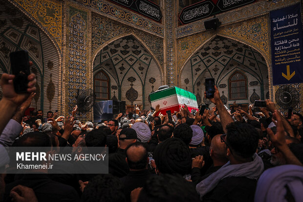 تشییع پیکر رهبر شهید انقلاب در نجف اشرف