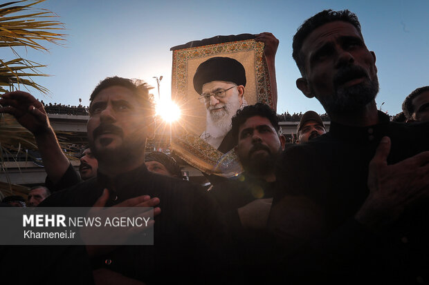تشییع پیکر رهبر شهید انقلاب در نجف اشرف