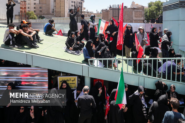 تشییع پیکر رهبر شهید انقلاب در مشهد - ۳