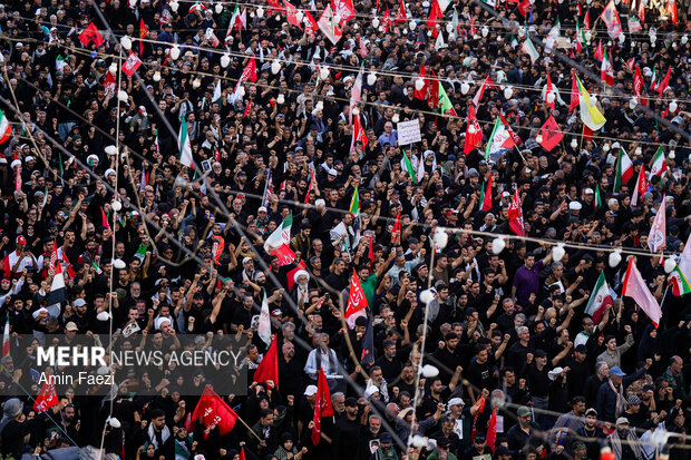 وداع باشکوه با رهبر شهید در مشهد؛ اقامه نماز تاریخی بر پیکر قائد امت 2 پایگاه خبری ججین تشییع پیکر رهبر شهید انقلاب در مشهد - ۵