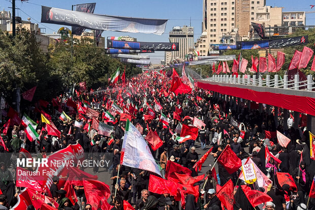 پرچم خونخواهی رهبر شهید انقلاب در مشهد