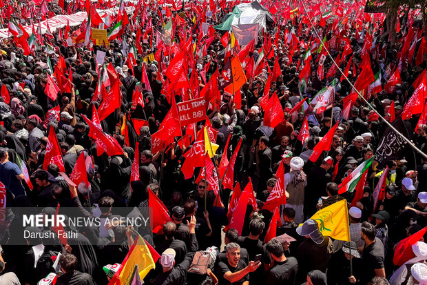 پرچم خونخواهی رهبر شهید انقلاب در مشهد