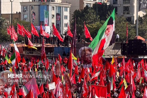 پرچم خونخواهی رهبر شهید انقلاب در مشهد
