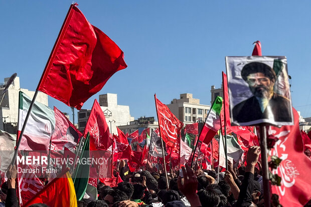 پرچم خونخواهی رهبر شهید انقلاب در مشهد