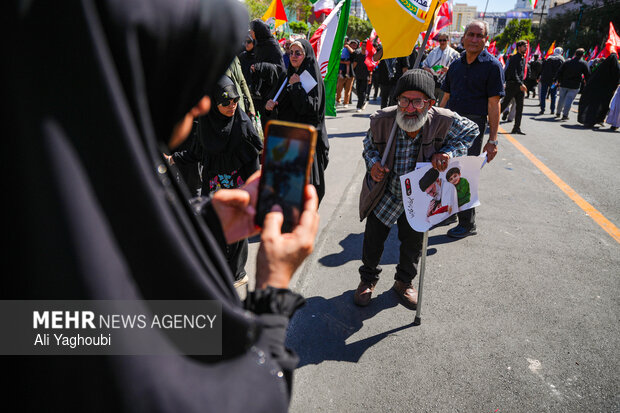 تشییع پیکر رهبر شهید انقلاب در مشهد - ۷