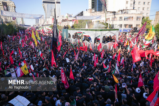 تشییع پیکر رهبر شهید انقلاب در مشهد - ۷