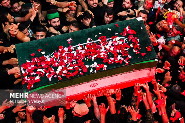 Body of martyred Leader en route to Mashhad for burial