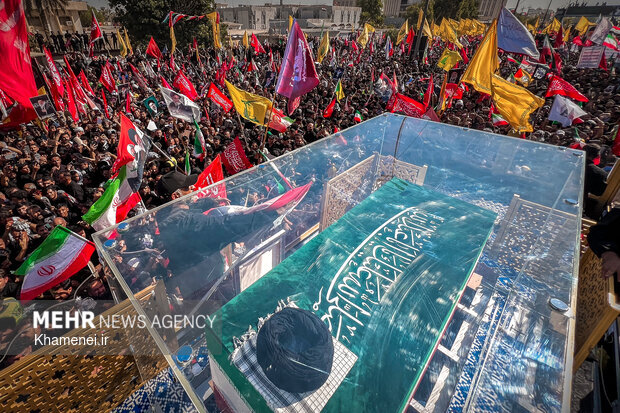 بەڕێ کران و ئەسپاردەی تەرمی ڕێبەری شەهیدی ئێران لە مەشهەد
