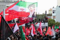 خروش مردم همدان همزمان با مراسم تشییع و تدفین رهبر شهید