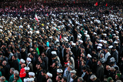 اقامه دسته‌جمعی نماز لیلة‌الدفن برای رهبر شهید در حرم مطهر رضوی