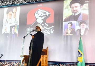 مکتب و آرمان امام شهید برای آزادگان جهان زنده و ماندگار است
