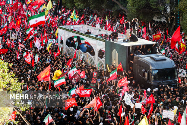 تشییع پیکر رهبر شهید انقلاب در مشهد - ۹