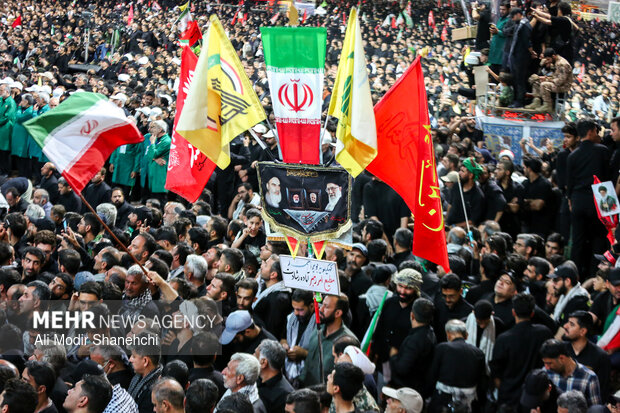 اقامه نماز بر پیکر آقای شهید ایران در حرم رضوی