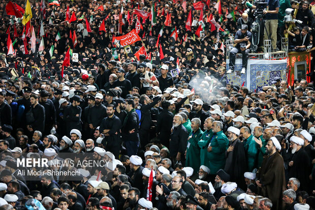 اقامه نماز بر پیکر آقای شهید ایران در حرم رضوی