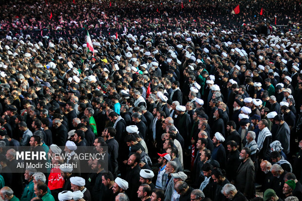 اقامه نماز بر پیکر آقای شهید ایران در حرم رضوی