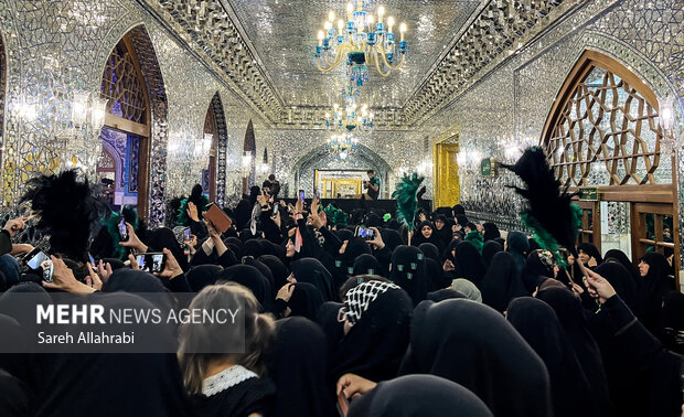 تشرف زائران به رواق دارالذکر برای زیارت مزار رهبر شهید انقلاب