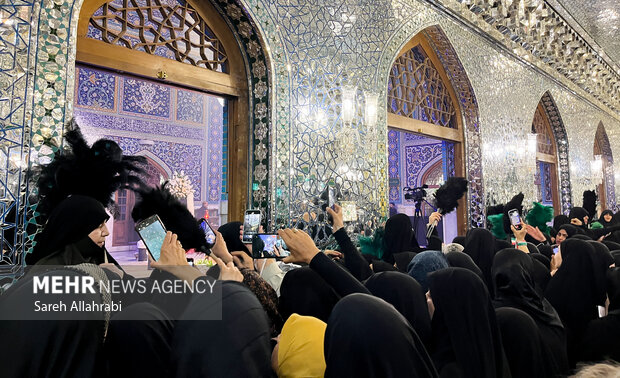تشرف زائران به رواق دارالذکر برای زیارت مزار رهبر شهید انقلاب
