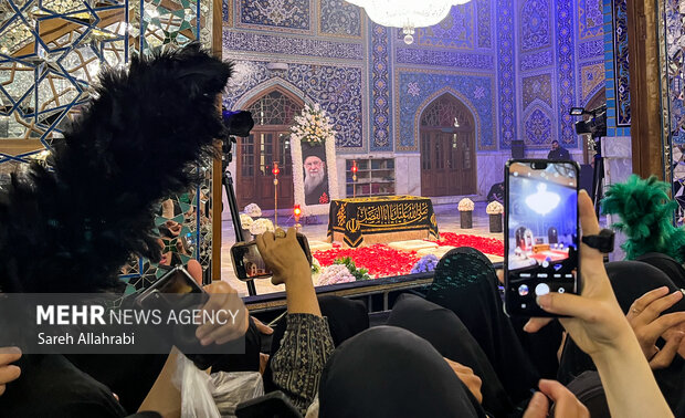 تشرف زائران به رواق دارالذکر برای زیارت مزار رهبر شهید انقلاب