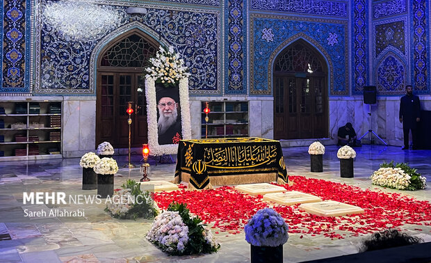 تشرف زائران به رواق دارالذکر برای زیارت مزار رهبر شهید انقلاب
