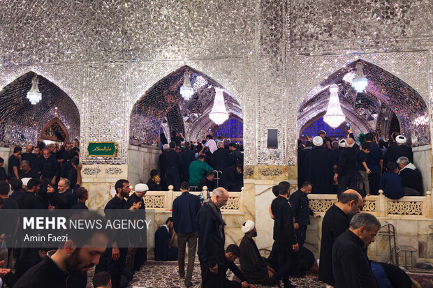 تشرف زائران به رواق دارالذکر برای زیارت مزار رهبر شهید انقلاب