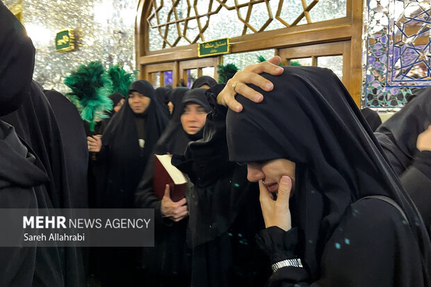 تشرف زائران به رواق دارالذکر برای زیارت مزار رهبر شهید انقلاب