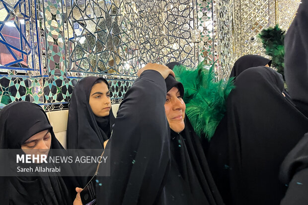 تشرف زائران به رواق دارالذکر برای زیارت مزار رهبر شهید انقلاب