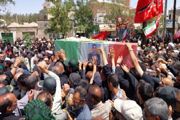 خاوران دوباره حماسه آفرید؛ بدرقه باشکوه یک شهید بر شانههای مردم