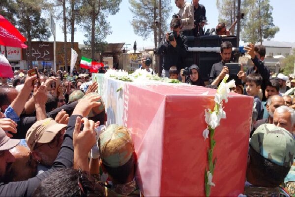 خاوران دوباره حماسه آفرید؛ بدرقه باشکوه یک شهید بر شانههای مردم