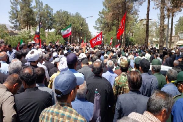 خاوران دوباره حماسه آفرید؛ بدرقه باشکوه یک شهید بر شانههای مردم