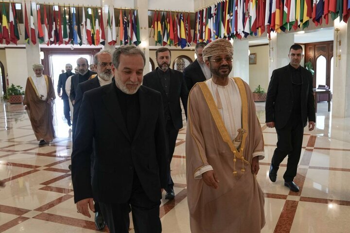 وزير الخارجية العماني يستقبل عراقجي