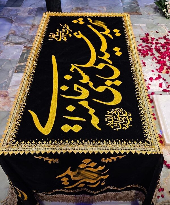 خالق نوشته پارچه روی مزار رهبر شهید کیست؟