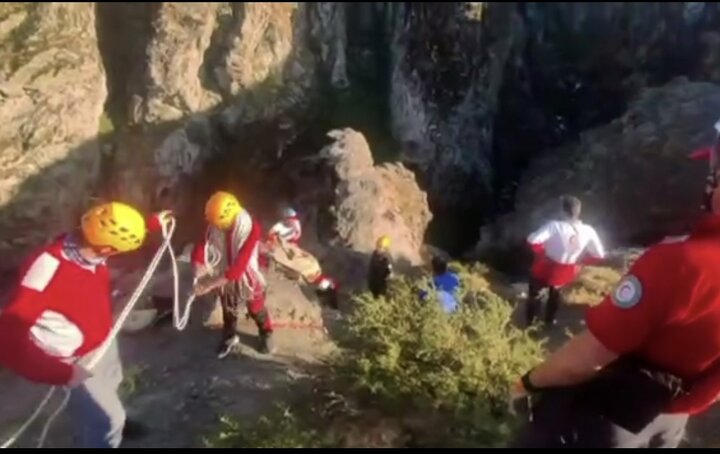 سقوط از ارتفاع یک گردشگر به آبشار سوله دکل ارومیه؛ جستجو ادامه دارد