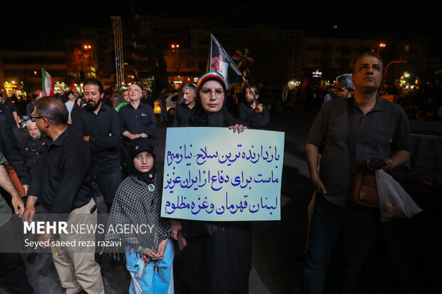 مراسم بزرگداشت رهبر شهید انقلاب در میدان انقلاب تهران
