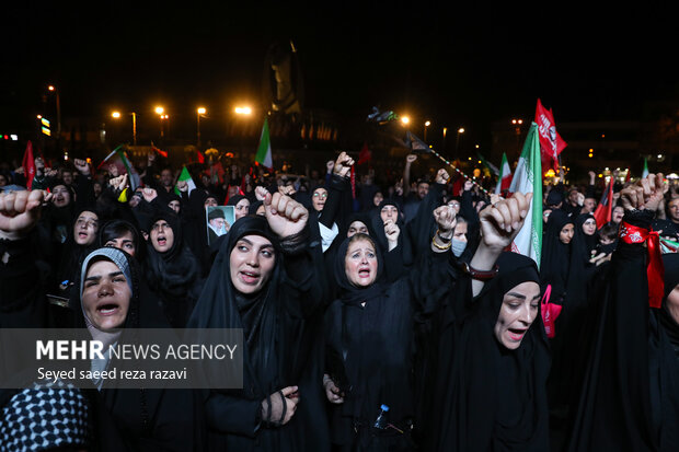 مراسم بزرگداشت رهبر شهید انقلاب در میدان انقلاب تهران