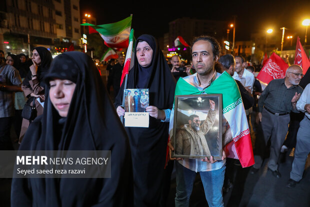 مراسم بزرگداشت رهبر شهید انقلاب در میدان انقلاب تهران